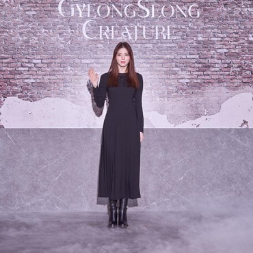 Cerita Han So Hee Alami Leher Kaku Usai Syuting 'Gyeongseong Creature'