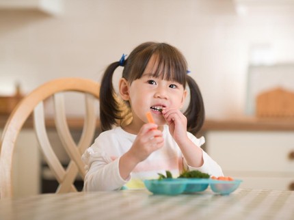 12 Makanan untuk Mencegah Mata Minus Anak, Gampang Bun!