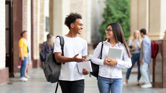 Kampus di luar kota kerap diminati oleh calon mahasiswa. Pilih kuliah di dalam atau luar kota? Ini plus-minusnya yang perlu diperhatikan.