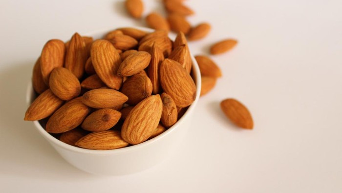 Kacang Almond/Foto: Unsplash/Mockupo