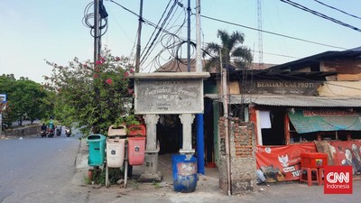 Kampung Ambon dahulu terkenal sebagai kampung narkoba. Setelah dilakukan penggerebekan berkali-kali, kini nyaris tak ada penjual narkoba di kampung tersebut.