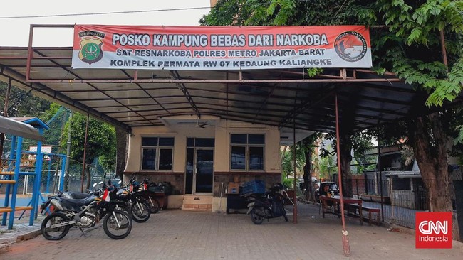 Kampung Ambon dahulu terkenal sebagai kampung narkoba. Setelah dilakukan penggerebekan berkali-kali, kini nyaris tak ada penjual narkoba di kampung tersebut.