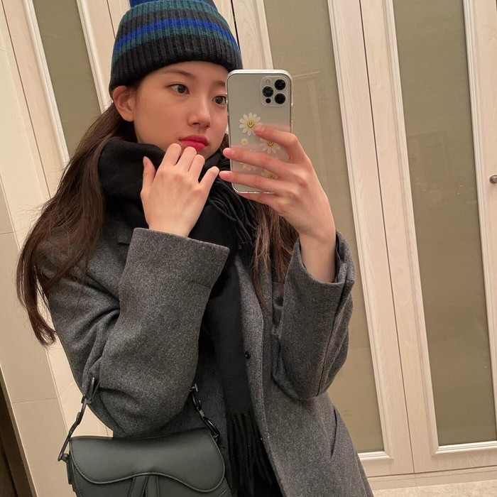 Kesederhanaan syal hitam yang dikenakan Suzy menambah daya tarik dan memberikan kesan elegan. Selain cocok dengan berbagai outfit, Suzy juga menambah kesan chic dengan beanie yang dikenakannya./ Foto: vougue.co.kr