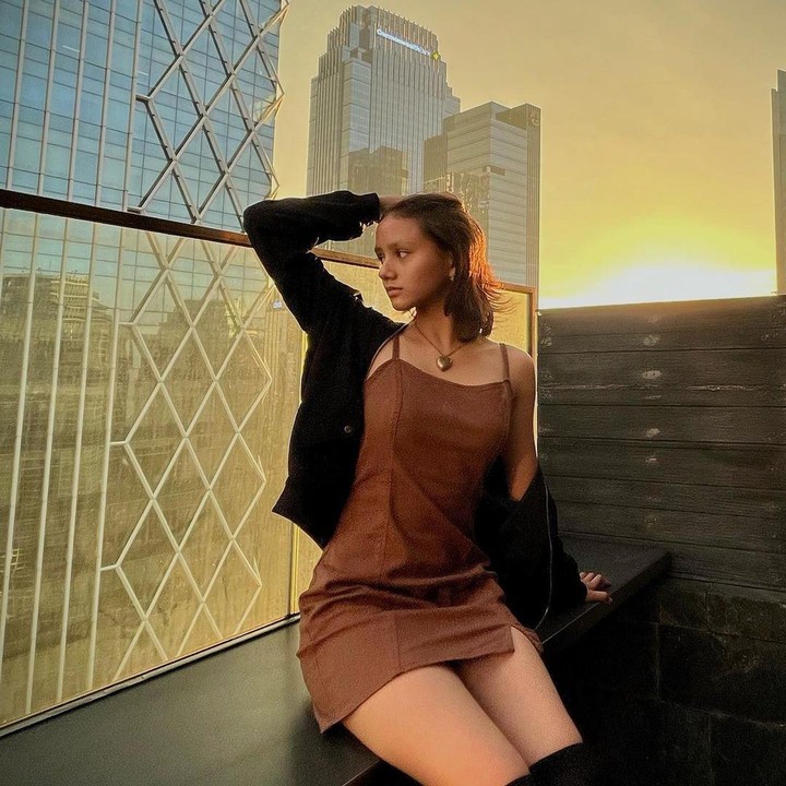 <p>Dalam kesempatan yang sama, ia juga mengaku bangga menjadi bagian dari keluarga Gadis Sampul. "Sangat senang dan bangga menjadi bagian dari keluarga Gadis Sampul. <em>This is just the beginning of my journey</em>." Kita doakan, semoga ia terus berprestasi dan membanggakan keluarga ya, Bunda. (Foto: Instagram @matachaparengkuan)</p>