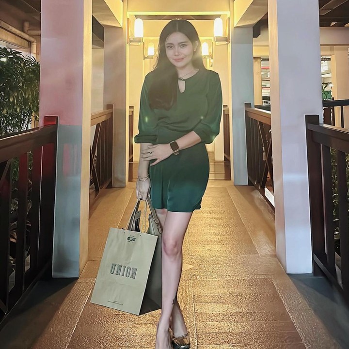 <p>Selain menjaga pola makan, Mawar juga terlihat kerap berolahraga. Untuk mengatasi gelambir di lengan, upaya yang dilakukan yakni latihan angkat barbel. (Foto: Instagram @mysamawar)<br /><br /><br /></p>