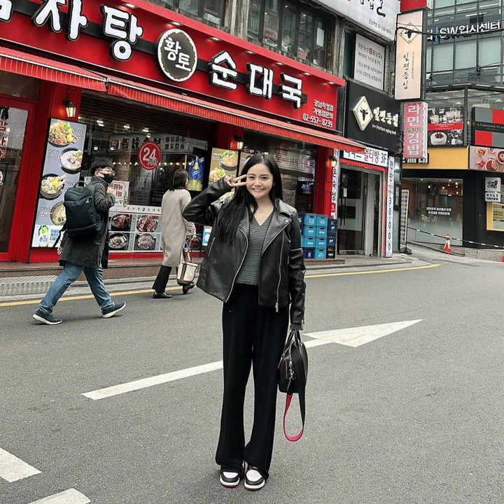 <p>Dilihat dari unggahan di Instagram, bentuk badan Mawar memang tampak semakin kecil. Apalagi, kakinya juga tampak sangat ramping dan jenjang. Hal tersebut membuat penampilannya terlihat lebih tinggi dari biasanya. (Foto: Instagram @mysamawar) <br /><br /><br /></p>