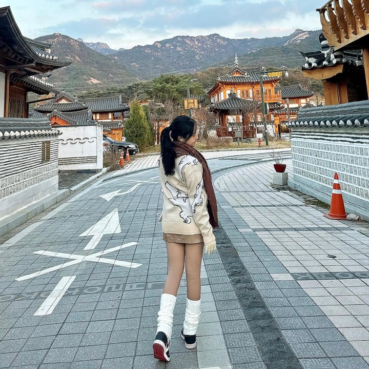 <p>Potret-potret terbarunya pun menuai banyak reaksi dari netizen. Mereka sampai penasaran, cara apa yang dilakukan sang penyanyi hingga bisa terlihat seperti itu. (Foto: Instagram @mysamawar)<br /><br /><br /></p>