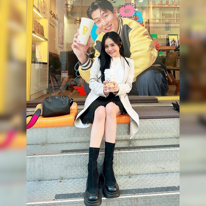 <p>Mawar pun terlihat lebih muda dengan penampilan terbarunya saat berlibur ke Korea Selatan. Nah, apakah Bunda juga tertarik menjalani diet dan olahraga untuk mendapatkan postur tubuh langsing seperti Mawar?<em> Share</em> di kolom komentar ya! (Foto: Instagram @mysamawar)</p>