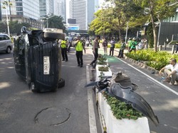 Mobil Terbalik di Jl Jenderal Sudirman Arah Bundaran HI, Lalin Padat