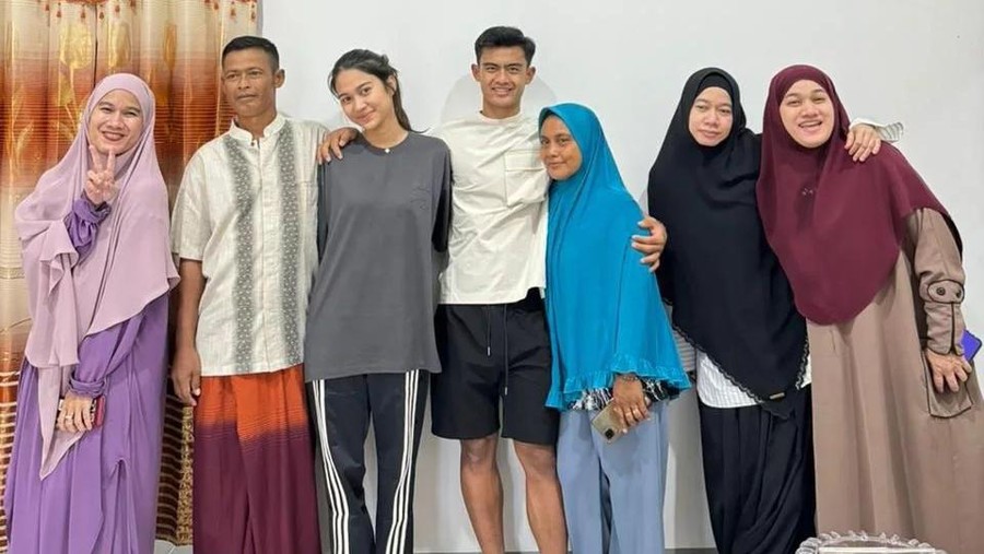 Momen Azizah Salsha dan keluarga berkunjung ke kampung halaman Pratama Arhan di Blora.