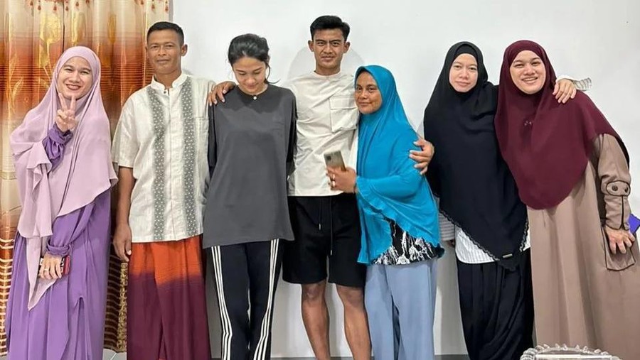 Momen Azizah Salsha dan keluarga berkunjung ke kampung halaman Pratama Arhan di Blora.