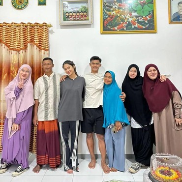 Bonceng Tiga, 7 Potret Sikap Ortu Azizah Salsha di Kampung Halaman Pratama Arhan