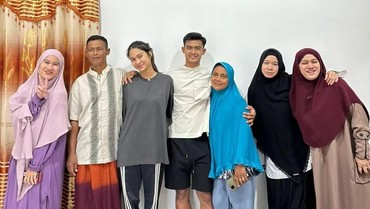 img-title Bonceng Tiga, 7 Potret Sikap Ortu Azizah Salsha di Kampung Halaman Pratama Arhan