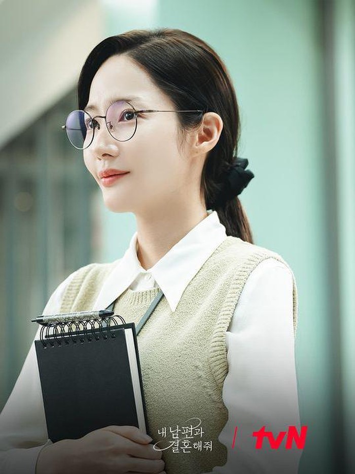 Aktris cantik Park Min Young siap comeback akting melalui drama Korea adaptasi Webtoon terbaru berjudul Marry My Husband./ Foto: instagram.com/tvn_drama