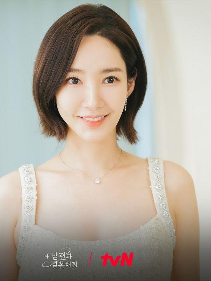 Transformasi lainnya dari Kang Ji Won pun membuatnya terlihat berbeda, terlebih dengan penampilan rambut pendek yang modis./ Foto: instagram.com/tvn_drama
