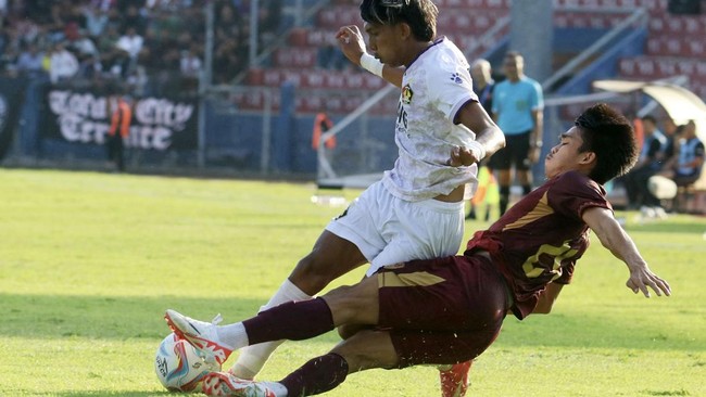 PSM bermain imbang melawan Persik yang menyelesaikan laga dengan 10 pemain dan diwarnai gol kelas dunia Ezra Walian di Liga 1 di Stadion Batakan, Senin (4/11).