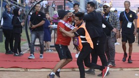 FOTO: Persik vs PSM, Ricuh hingga Laga Sempat Terhenti Lama