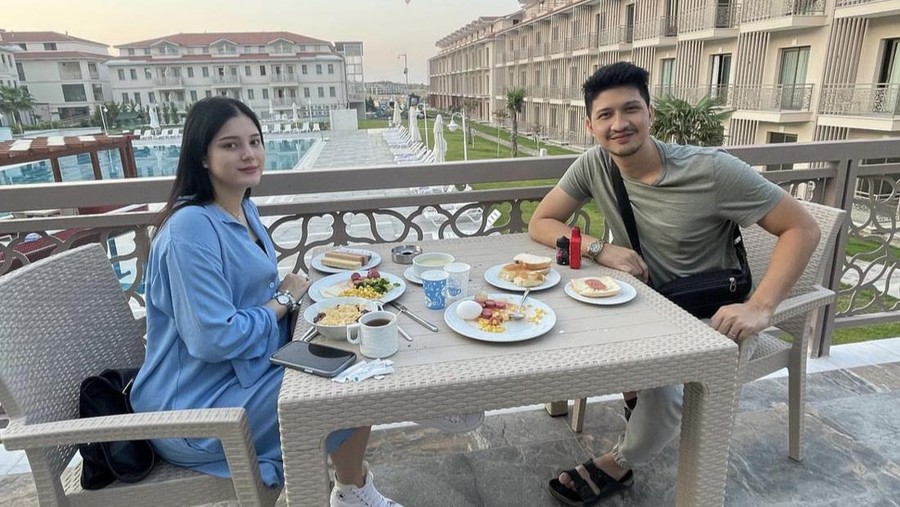 Potret Aditya Zoni, Adik Ammar Zoni Saat Makan Bersama Istri hingga Ngopi