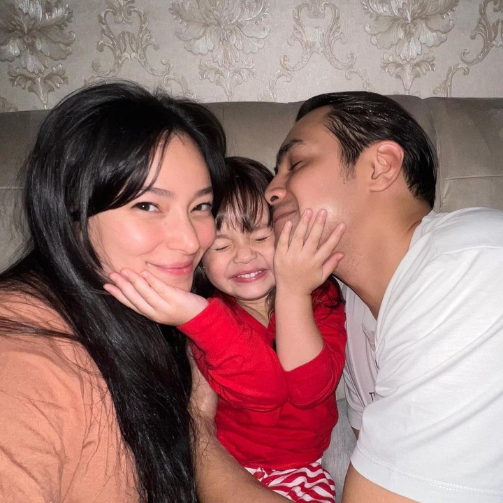 <p>Tujuh tahun menikah, Asmirandah pun melahirkan sang putri tepat di hari Natal, yakni 25 Desember 2020. Bocah cantik yang hampir genap berusia 3 tahun ini diberi nama Chloe Emanuelle Van Wattimena. (Foto: Instagram: @asmirandah89)</p>