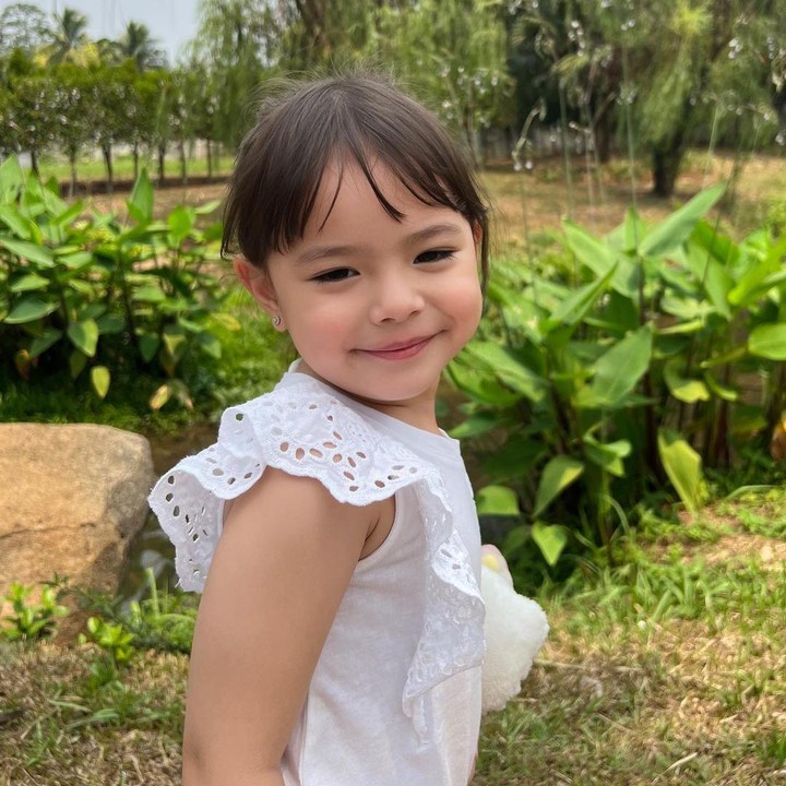 <p>"Anak gadis Papa Onas dan Mama Andah. Tumbuh kembangmu selalu dalam penyertaan Tuhan, Kak. Ma Pa love you bangettt ngettt," tulis perempuan 34 tahun ini. (Foto: Instagram: @asmirandah89)</p>