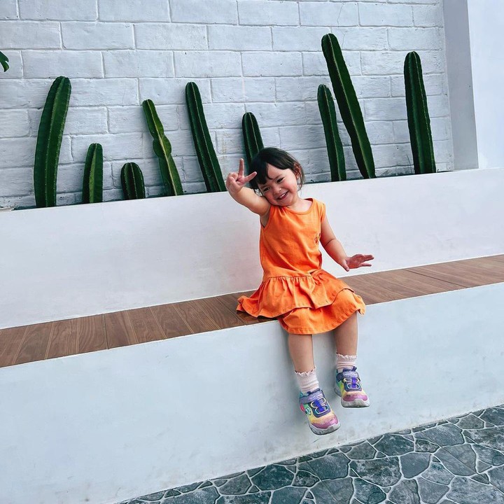 <p>"Cantikkk! Ibu dan anak perempuannya," ungkap seorang netizen dengan emotikon hati. "Gemas banget Kakak," tutur netizen lainnya. (Foto: Instagram: @asmirandah89)</p>