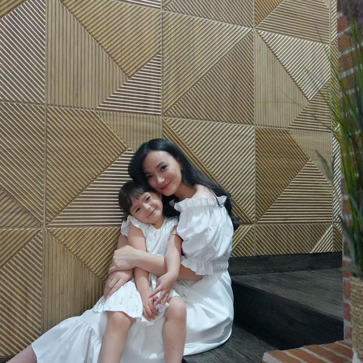 <p>Banyak netizen yang gemas dan salah fokus dengan wajah Chloe yang cantik nih, Bunda. Mereka pun menyebut kecantikan Chloe sangat mirip dengan sang Bunda. (Foto: Instagram: @asmirandah89)</p>