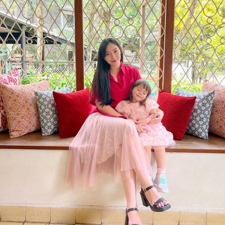 <p>Pada sebuah podcast bersama Daniel Mananta, Asmirandah menyebut kehadiran Chloe merupakan kado Natal paling indah dalam hidupnya. "Yes (kado Natal paling indah(, banget. Luar biasa," katanya menilik dari kanal <em>YouTube Daniel Mananta Network</em>, beberapa waktu lalu. (Foto: Instagram: @asmirandah89)</p>