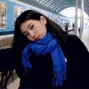 6 Potret Suzy dalam Balutan Syal yang Menawan di Musim Dingin