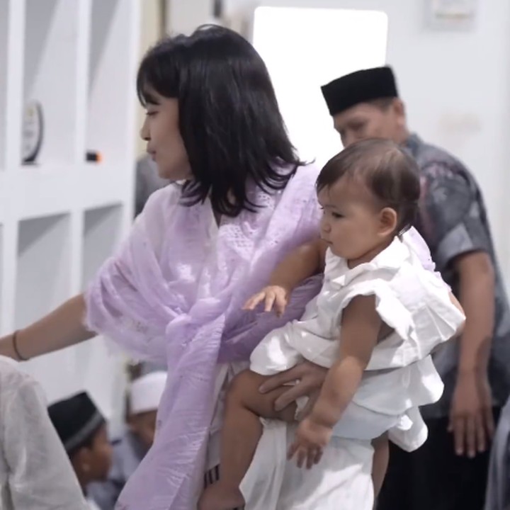 <p>"<em>Happy birthday Nae</em>, semoga Nae besar nanti bisa menjadi penolong dan pemberi keceriaan untuk orang sekitar ya, sayang," kata seorang netizen. "<em>MasyaAllah tabarakallah</em>, se-<em>simple</em> itu, tapi bahagia banget lihatnya. Selamat ulang tahun ya Dede Naeswari, <em>barakallah fii umriik</em> semoga berkah dunia akhirat," kata netizen lainnya. (Foto: Instagram: @cantitachril)</p>