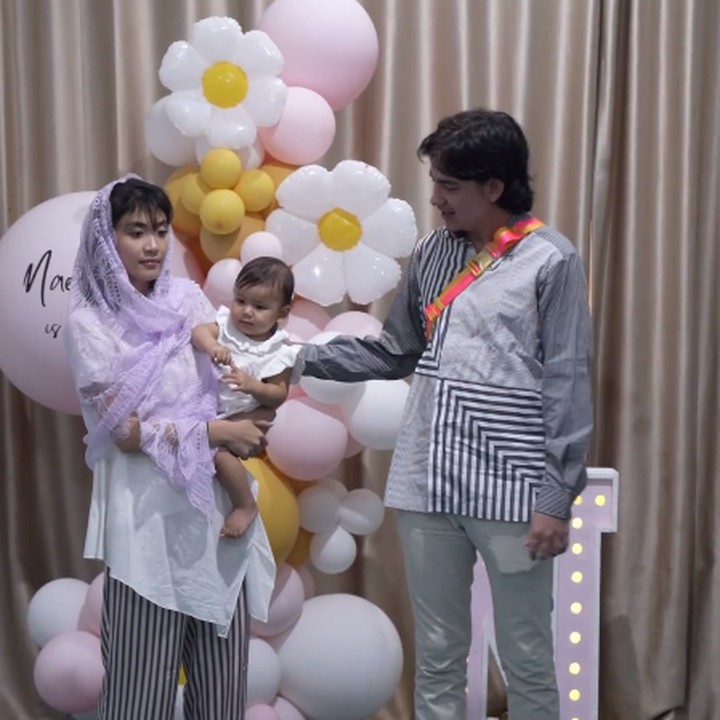 <p>Dalam acara, Adipati terlihat mengenakan koko lengan panjang. Sementara itu, Bebene dan sang Bunda kompak mengenakan pakaian serba putih. (Foto: Instagram: @cantitachril)</p>