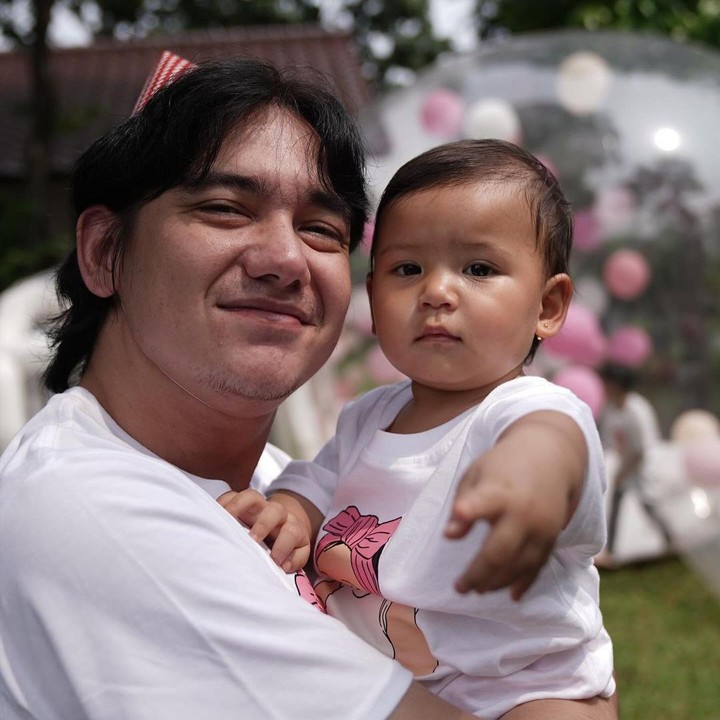 <p>Setelah menikah dengan Canti Tachril pada 2020, Adipati Dolken pun dikaruniai seorang putri cantik, Bunda. Bayi tersebut diberi nama Naeswari Isthika Dyah Koesmadj. (Foto: Instagram: @cantitachril)</p>