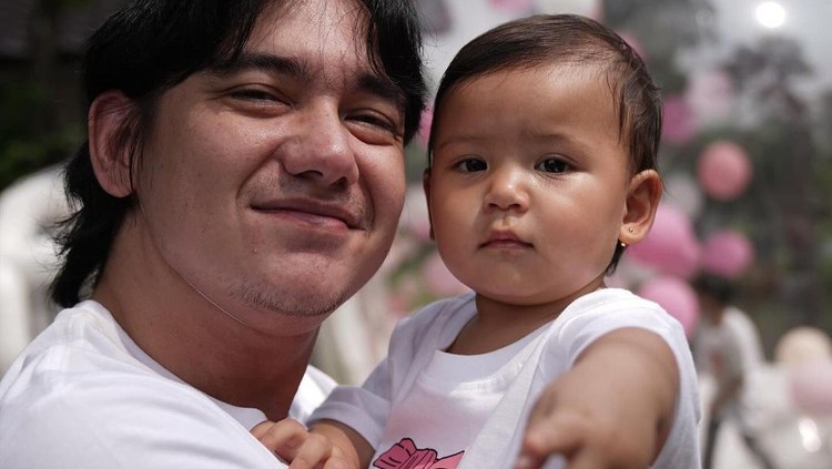 Potret Ultah Baby Nae Anak Adipati