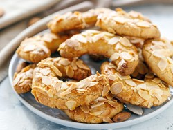 Resep Kue Almond Bulan Sabit yang Lembut Gurih Untuk Bingkisan Natal