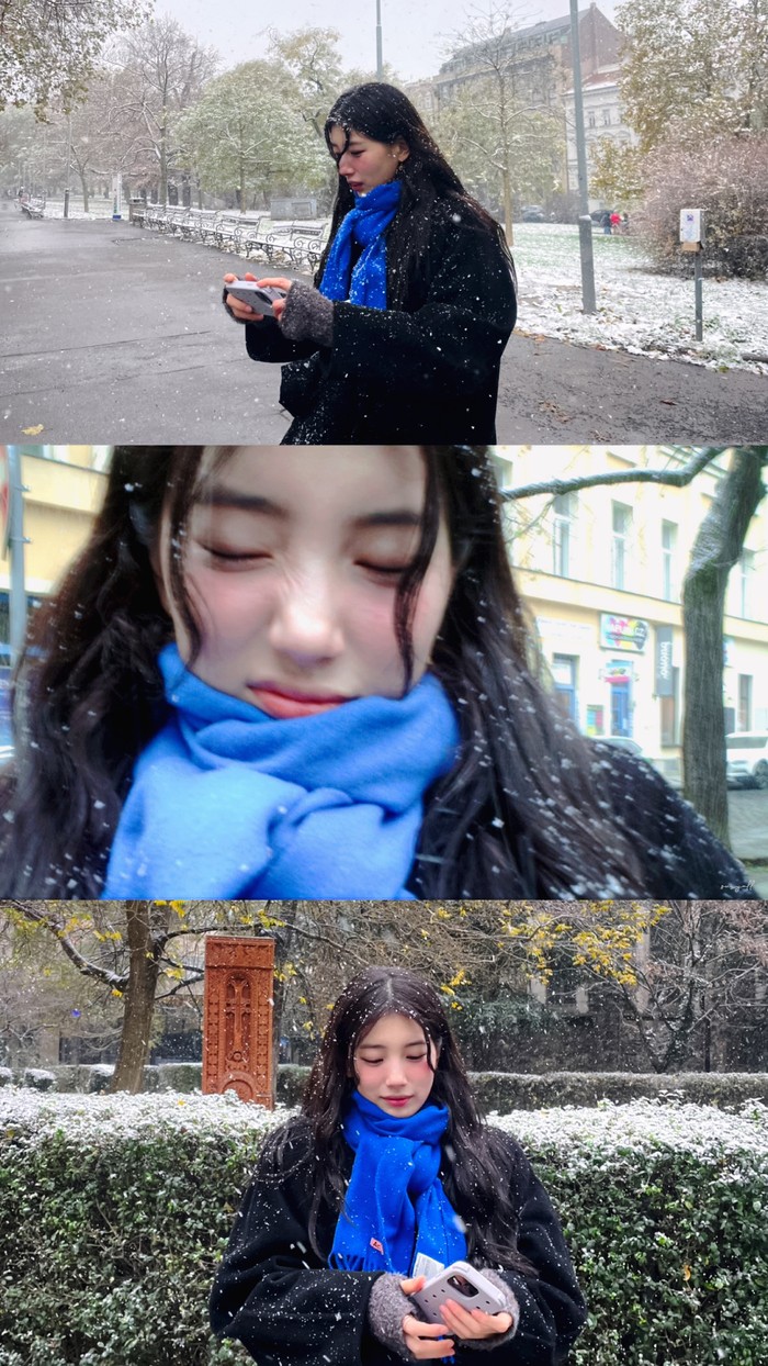 Suzy melengkapi tampilannya di Praha yang bersalju dengan syal biru. Kesan jernih dan polos menyatu dengan memadukan blazer hitam dan syal yang menonjolkan penampilannya./ Foto: vougue.co.kr
