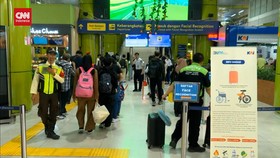 VIDEO: Libur Sekolah, Stasiun Gambir Mulai Ramai Penumpang