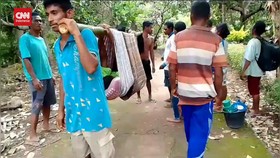 VIDEO: Jalan Rusak, Puluhan Warga Bergantian Tandu Pasien Ke Puskesmas