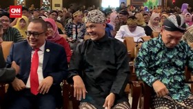 VIDEO: Pakai Pakaian Adat Jawa, Ganjar Hadiri Dies Natalis UGM