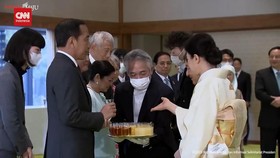 VIDEO: Momen Jokowi Hadiri Jamuan Minum Teh Kaisar Jepang Naruhito