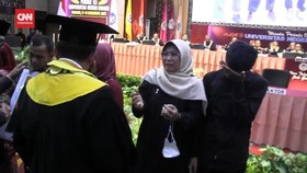 VIDEO: Momen Haru Orang Tua Korban Tewas Erupsi Marapi Hadiri Wisuda