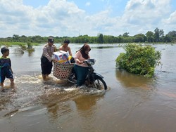 Pintu Waduk PLTA Koto Panjang Dibuka, Jalan-Rumah di Pelawalan Terendam Banjir