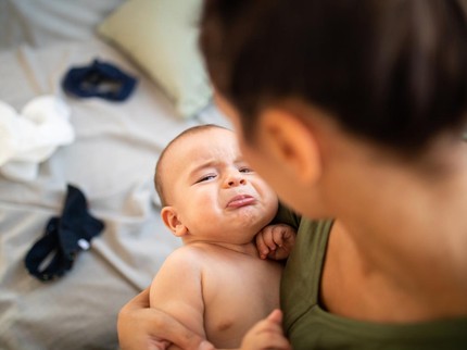 Bayi Malah Rewel dan Tak Mau Menyusu saat Payudara Bengkak? Simak Cara Terbaik Mengatasinya