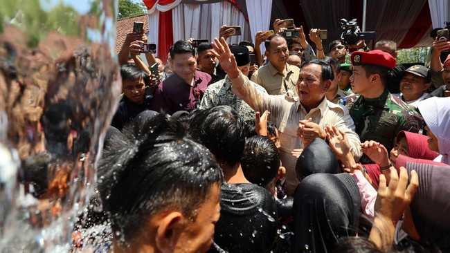 Menteri Pertahanan Prabowo Subianto meminta agar bantuan berupa sumber-sumber air tersebut dapat digunakan warga dengan sebaik-baiknya.