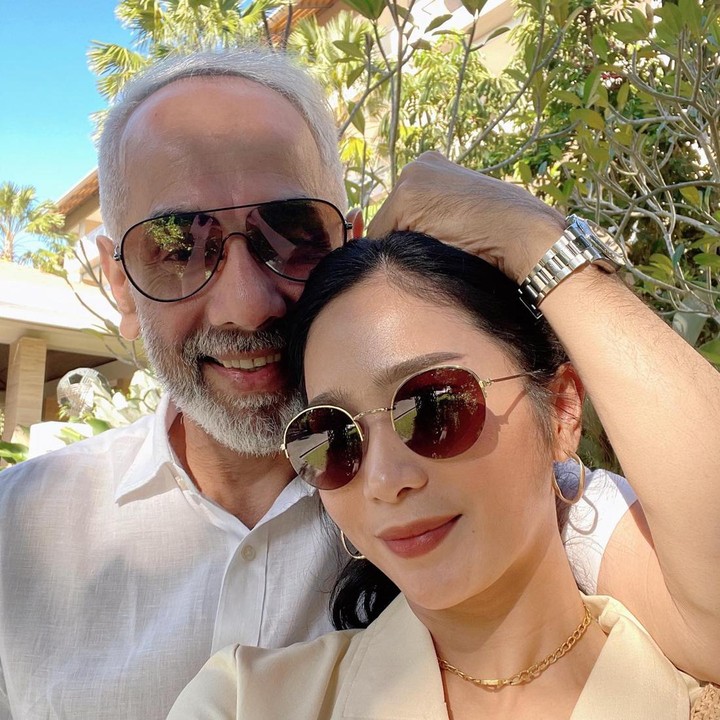 <p>Sebagai informasi, sang suami merupakan seorang produser juga sutradara. Beberapa karyanya yang terkenal di antaranya <em>London Love Story, Magic Hour,</em> hingga <em>The Perfect Husband</em>.(Foto: Instagram @bungazainal05)<br /><br /></p>