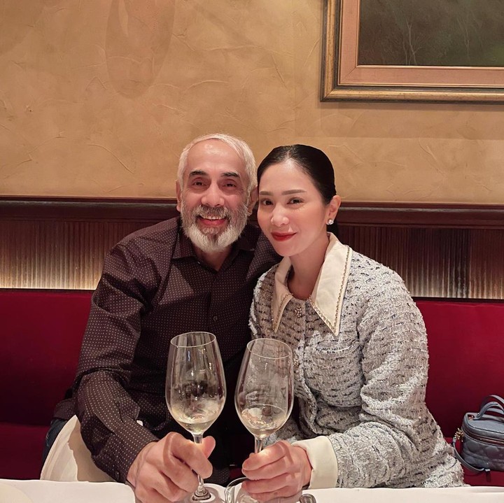 <p>Bunga Nurlaila Martha Sari Zainal Fazri, yang dikenal sebagai Bunga Zainal menikah dengan pria keturunan India bernama Sukhdev Singh, Bunda. (Foto: Instagram @bungazainal05)<br /><br /><br /></p>