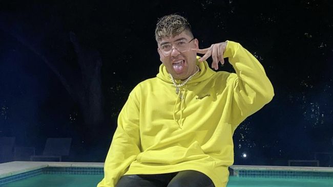 Desainer asal AS Isaiah Garza memberikan rumah baru dan uang sebesar 10 ribu dolar AS atau setara Rp155 juta kepada seorang penjual donat di Bali.