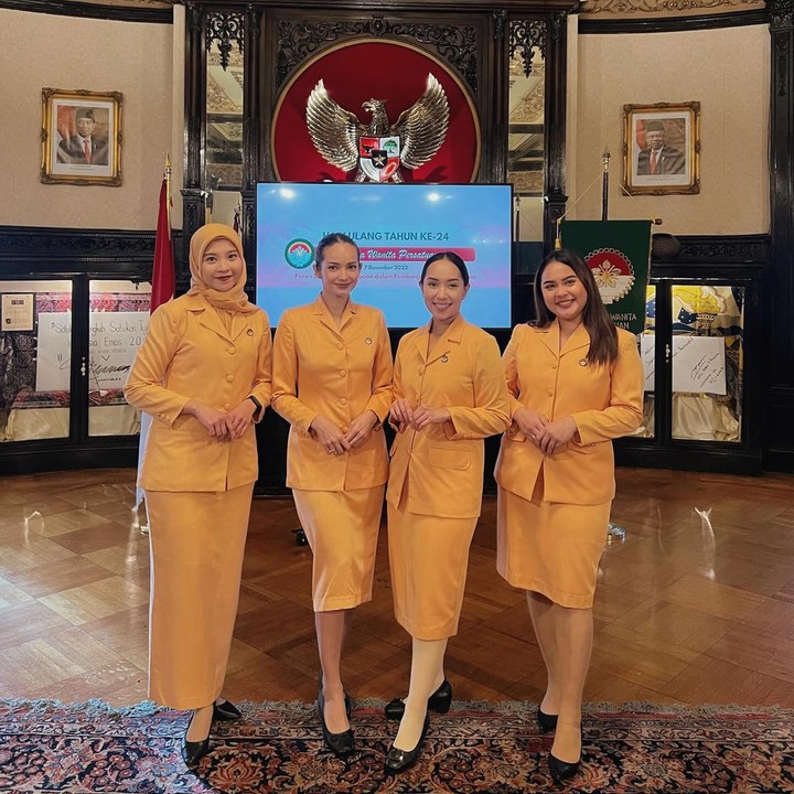<p>Sebagai ibu Dharma Wanita, Enzy Storia kerap mendampingi suami di berbagai acara penting. Enzy juga kerap berkumpul bersama anggota DWP lainnya, Bunda. (Foto: Instagram @enzystoria)</p>