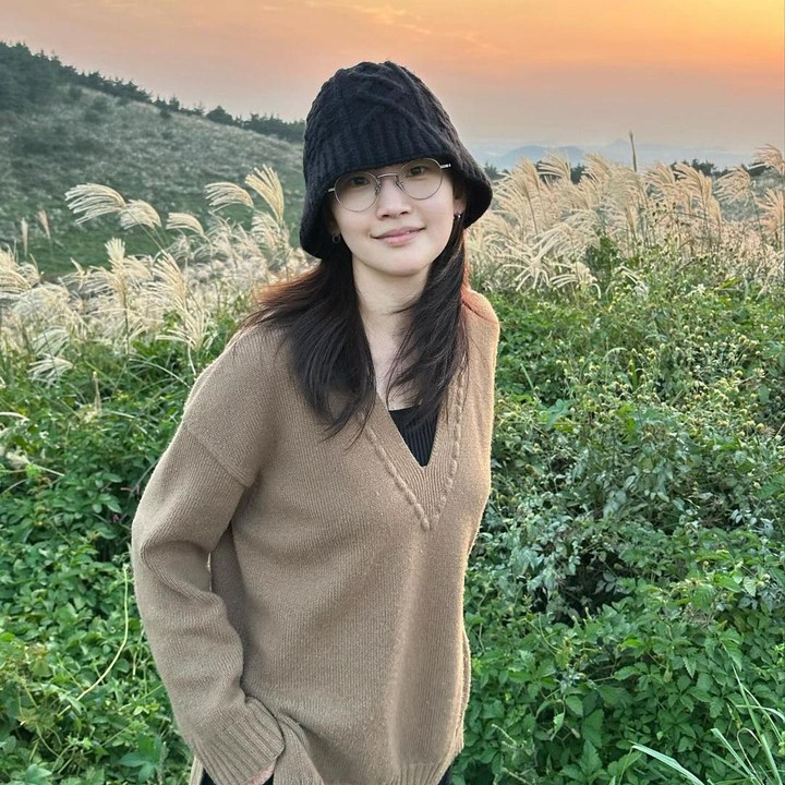 <p>Di potret ini, Park So Dam sedang tersenyum kecil dan tampak begitu menyatu dengan alam, Bunda. Dengan latar sunset dan pemandangan alam yang asri, Park So Dam terlihat santai, ya? (Foto: Instagram @imsodamm)</p>