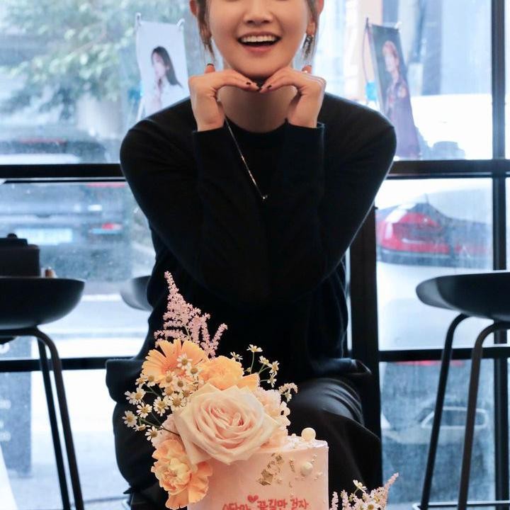 <p>Sementara itu dalam foto ini, Park So Dam terlihat sangat bahagia sambil menghadap kamera, bahkan ada kue mewah dengan dekorasi floral di depannya. Sambil melakukan pose berbentuk hati, senyuman Park So Dam sangat semringah dan lebar ya, Bunda? (Foto: Instagram @imsodamm)</p>