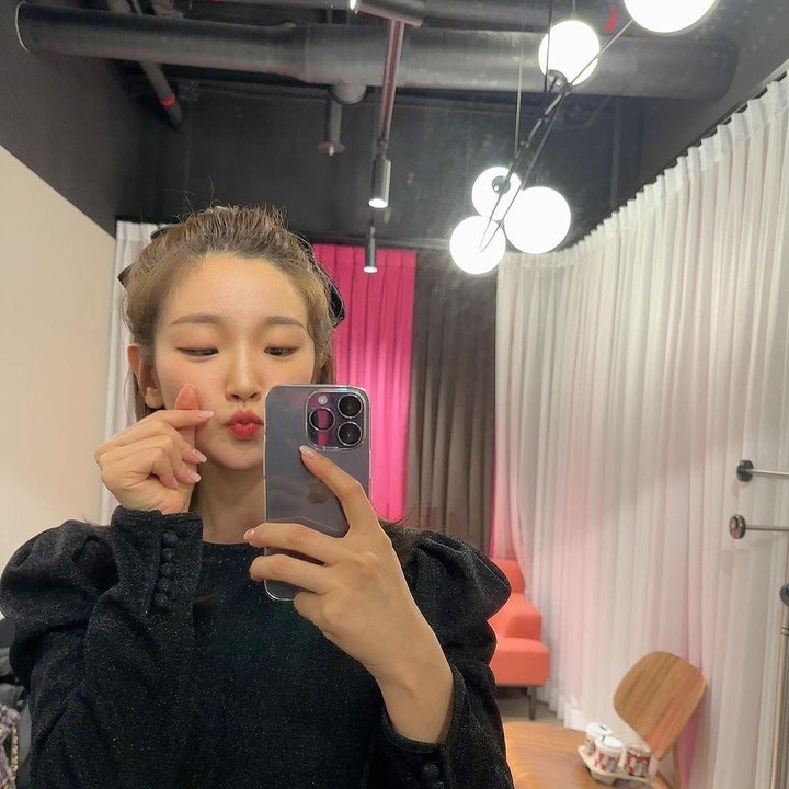 <p>Di sini pun Park So Dam juga terlihat sangat ceria ketika melakukan mirror selfie sebelum wawancara eksklusif untuk perannya di film <em>Phantom</em> (2023). (Foto: Instagram @imsodamm)</p>