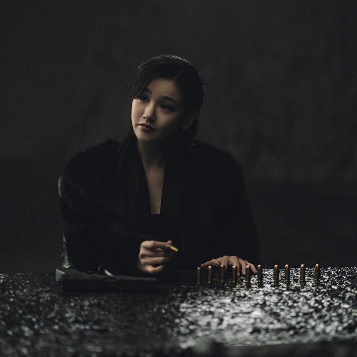 <p>Tapi, di <em>Death's Game</em>, Park So Dam di sini terlihat begitu mengintimidasi. Tampak ia sedang menghitung peluru pistol yang tersusun rapi. Menurut Bunda, apakah Park So Dam cocok memerankan karakter Malaikat Maut? (Foto: Instagram @imsodamm)</p>